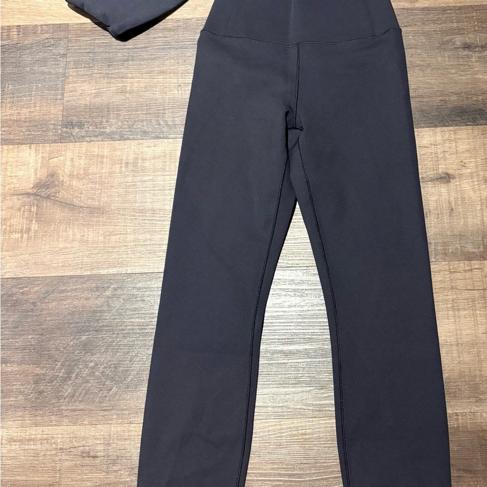 Vuori Evolve 7/8 Leggings w/Sports Bra Set Black - Picture 4 of 9